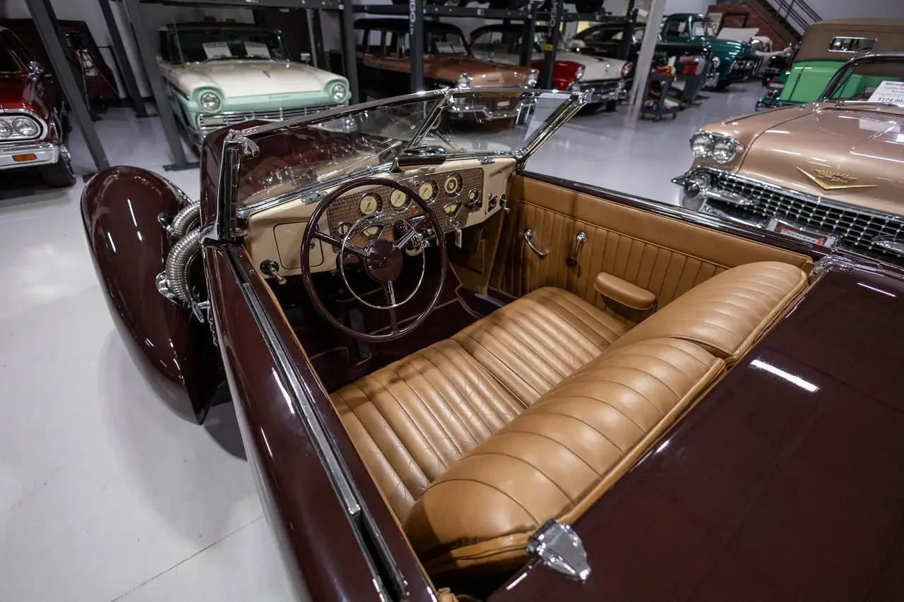 Cord 810/812 812 Supercharged Sportsman Cabriolet, foto 2