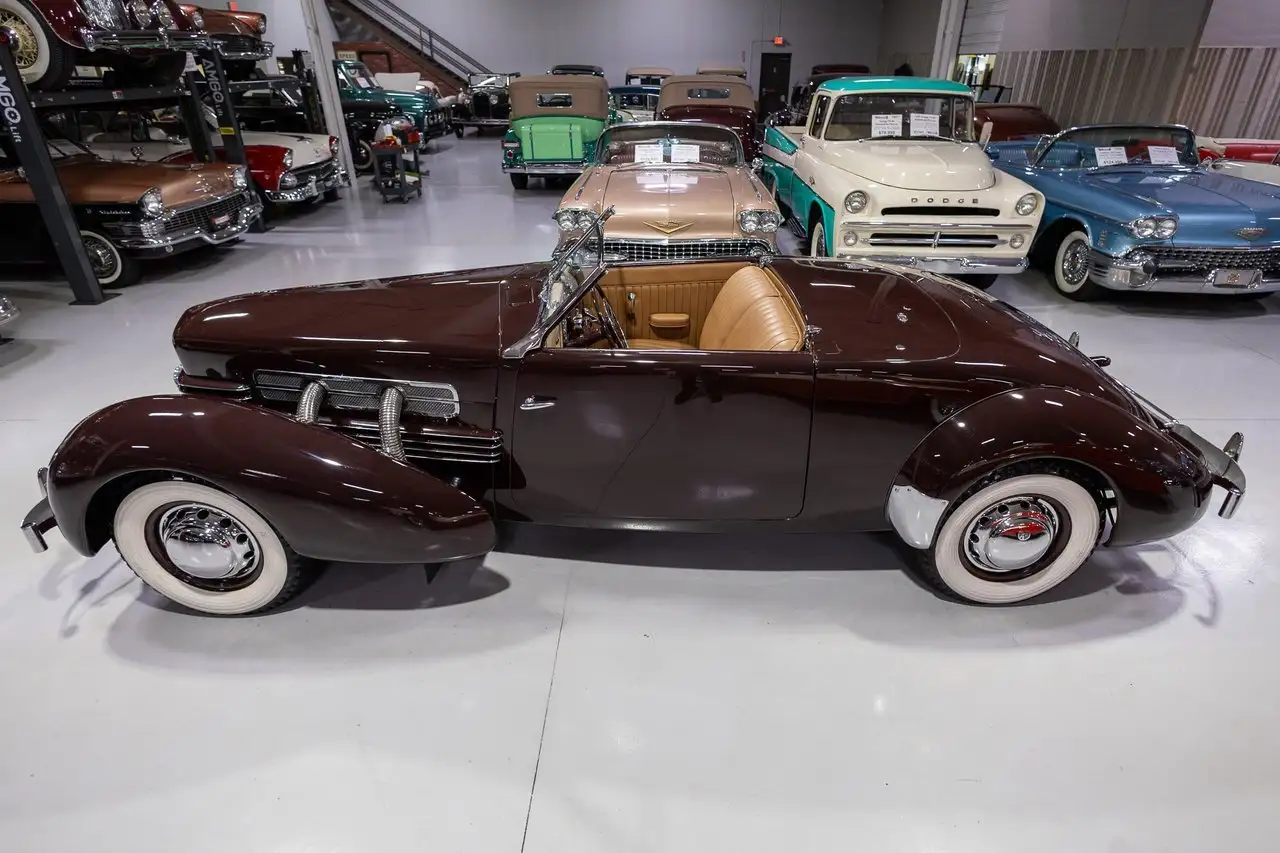 Cord 810/812 812 Supercharged Sportsman Cabriolet, foto 12