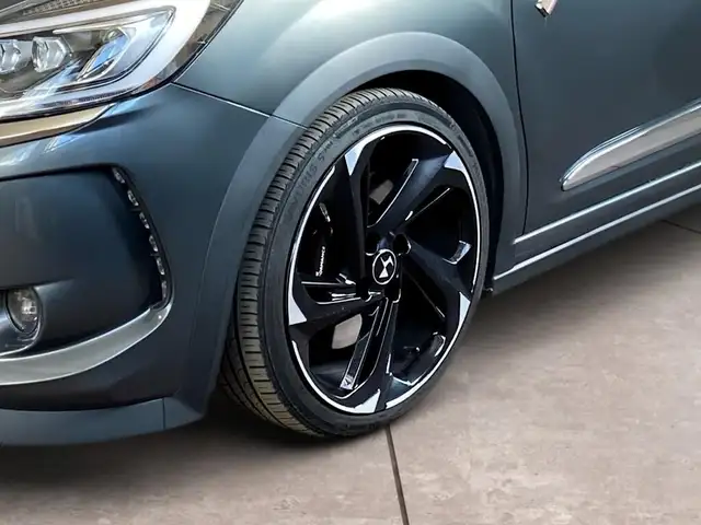 DS Automobiles DS 3 view 15