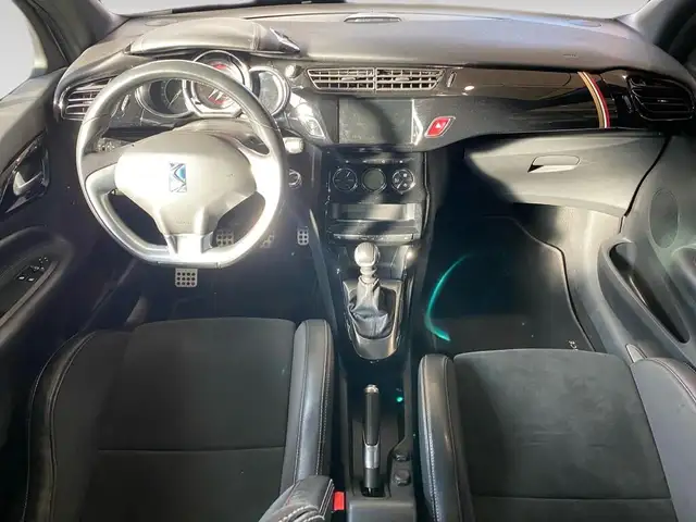 DS Automobiles DS 3 view 5