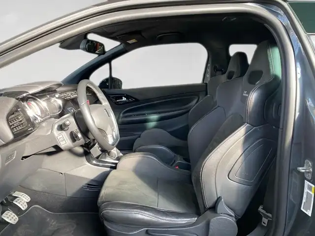 DS Automobiles DS 3 view 6