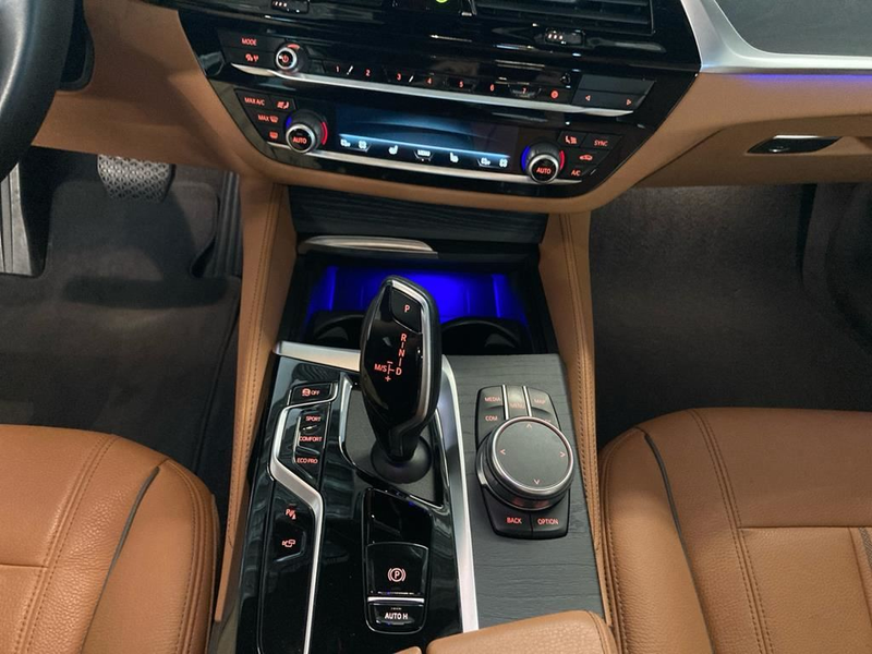 BMW 530 Luxury Line — photo 11