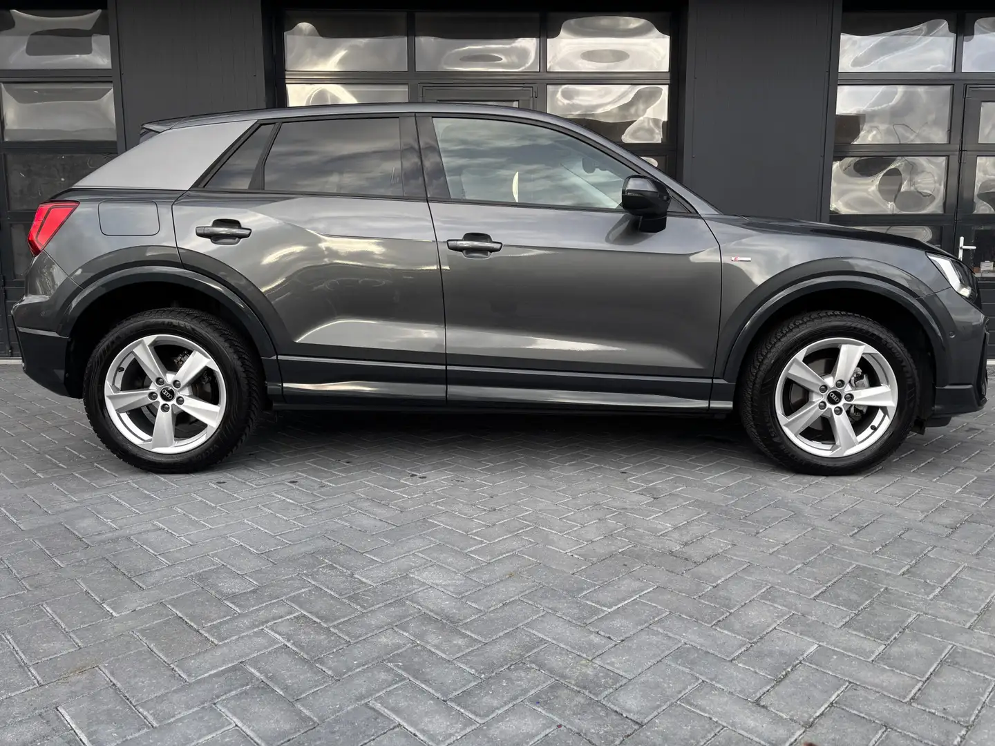 Audi Q2 35 TFSI S-line Black Edition Gris - 2