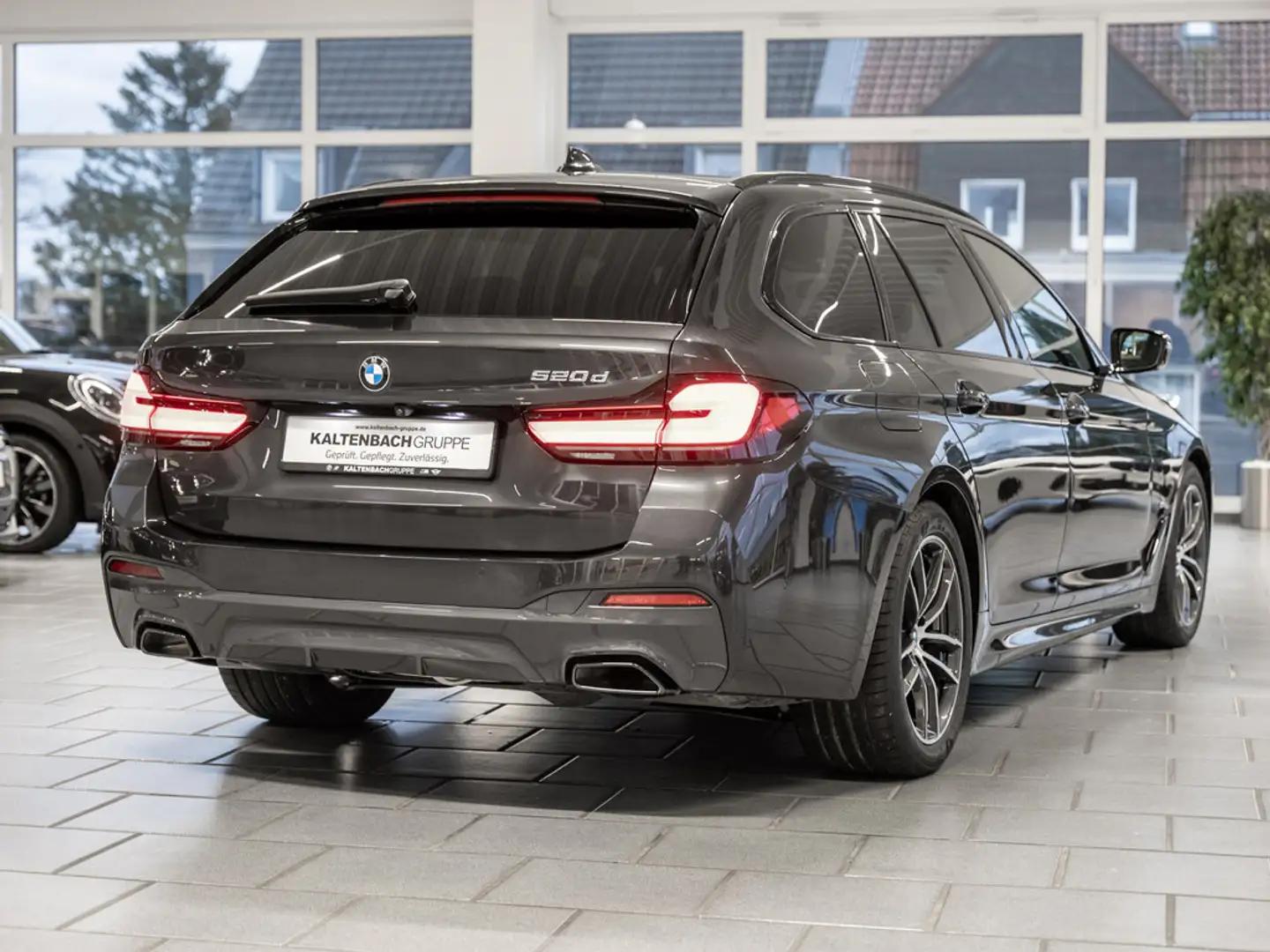 BMW 520 d Touring M-Sportpaket AHK HUD LASER NAVI Grau - 2