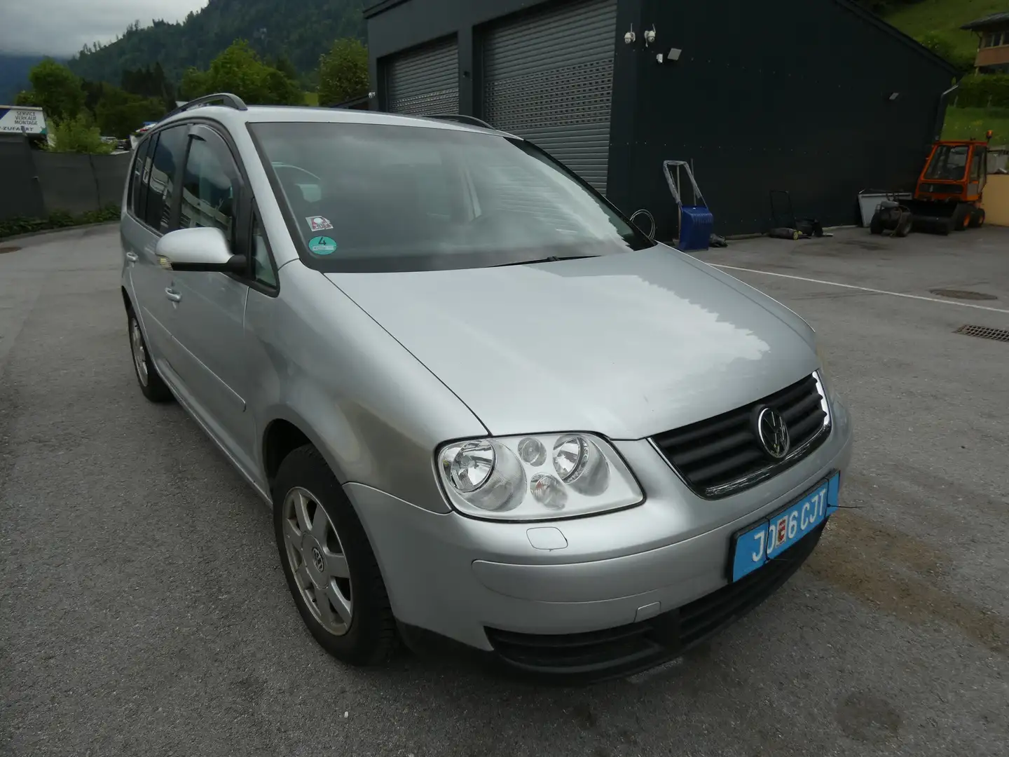 Volkswagen Touran Trendline 2,0 TDI Серый - 2