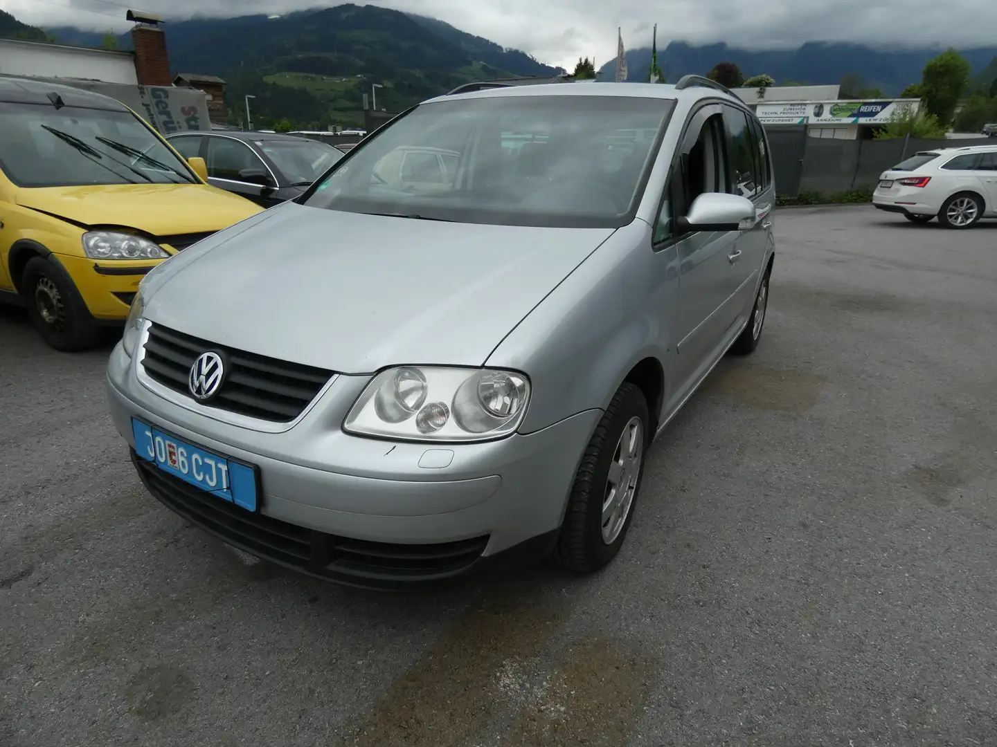Volkswagen Touran Trendline 2,0 TDI Серый - 1