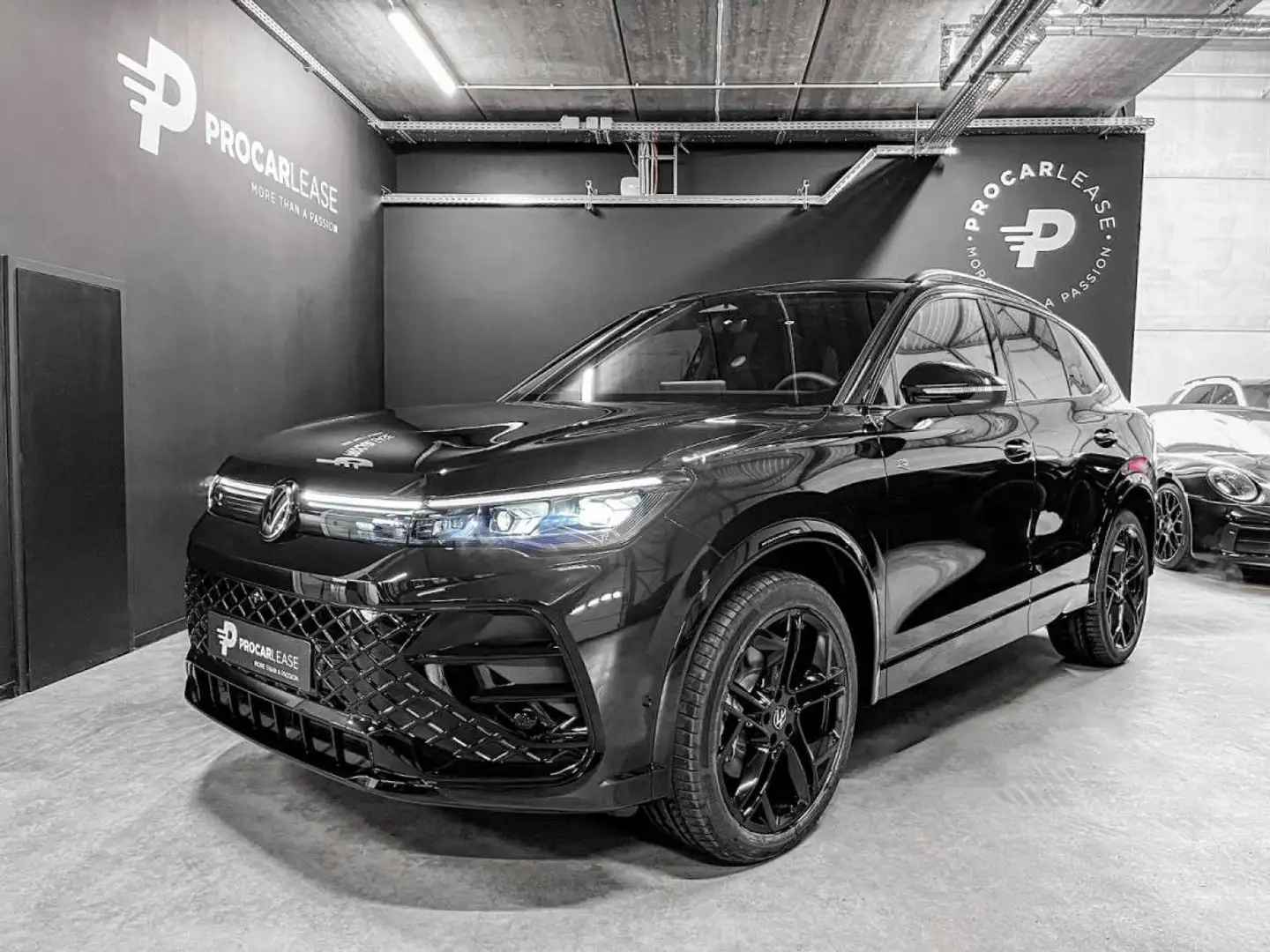 Volkswagen Tiguan Tiguan 2.0 TDI/DSG/4Motion R-Line/ AHK/Pano/360/L Zwart - 1