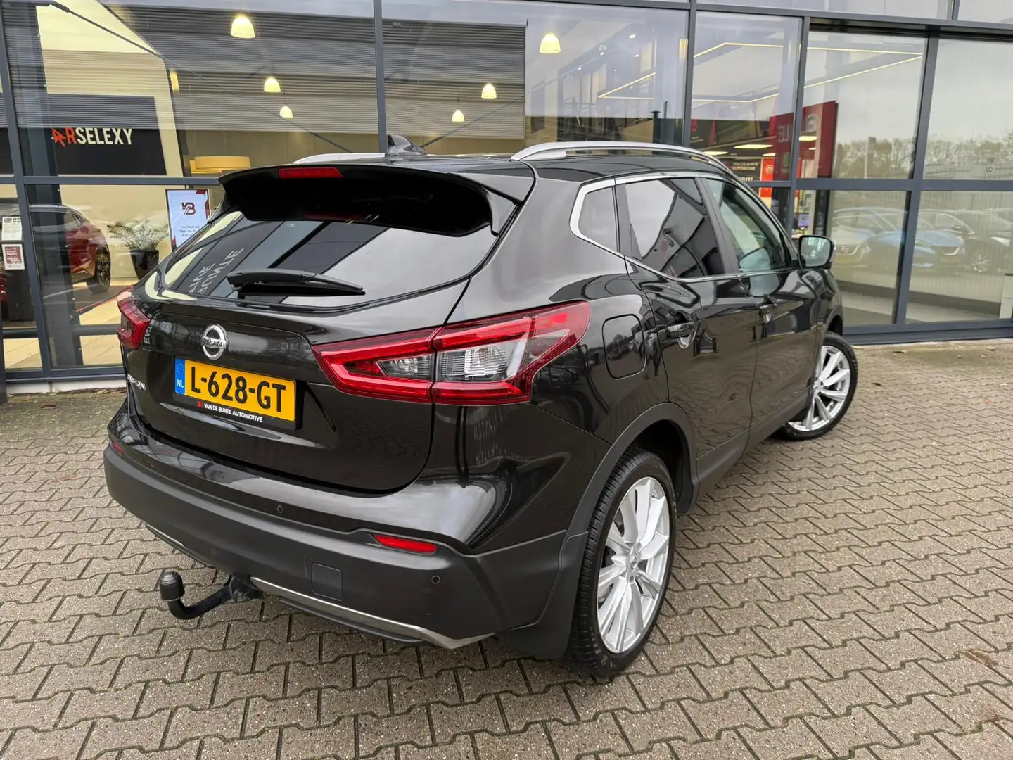 Nissan Qashqai 1.3 DIG-T Tekna + *Trekhaak & Stoelverwarming* Zwart - 2