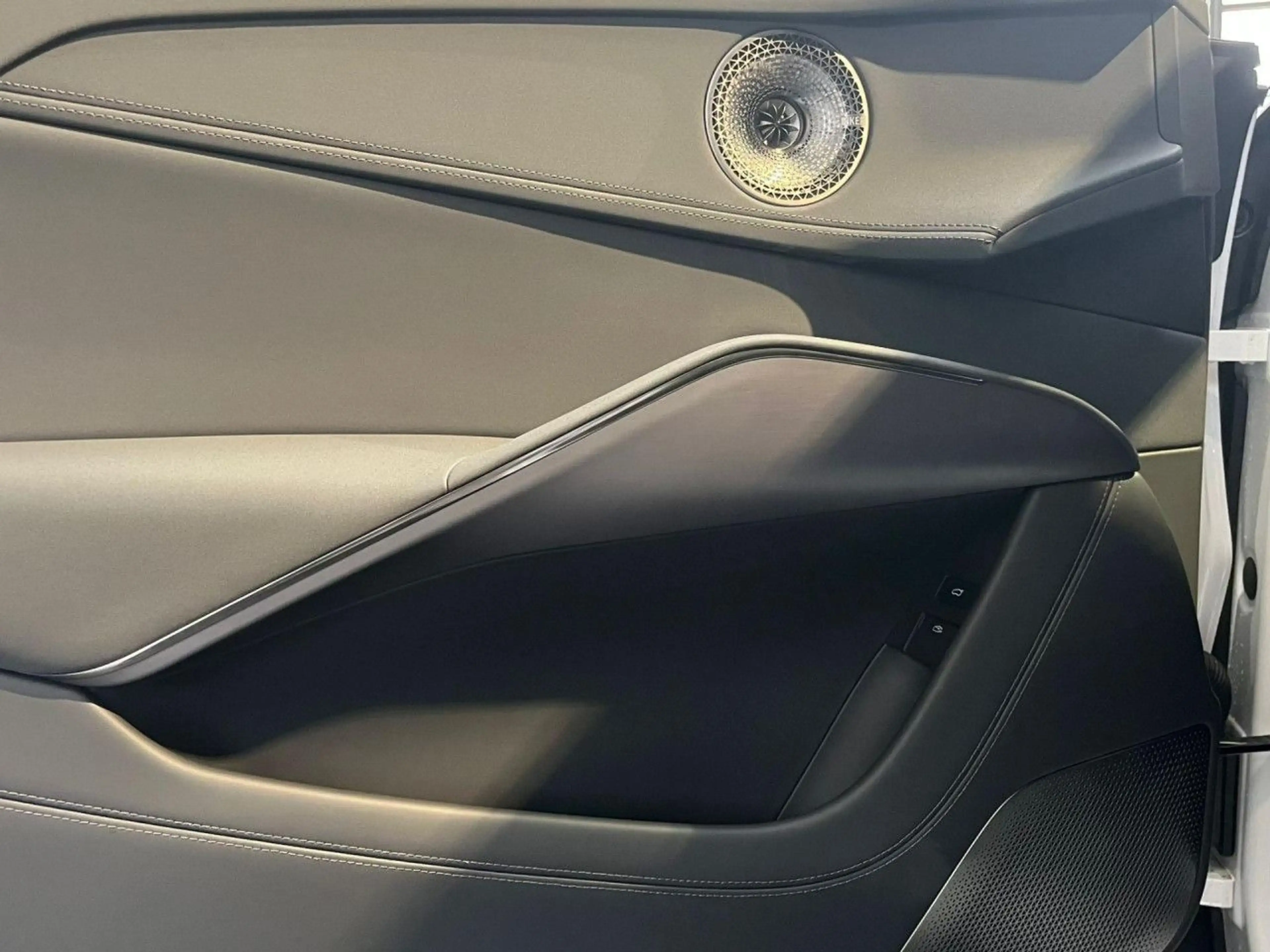 Lotus Eletre Business Edition Turboabschreibung 75% — photo 15