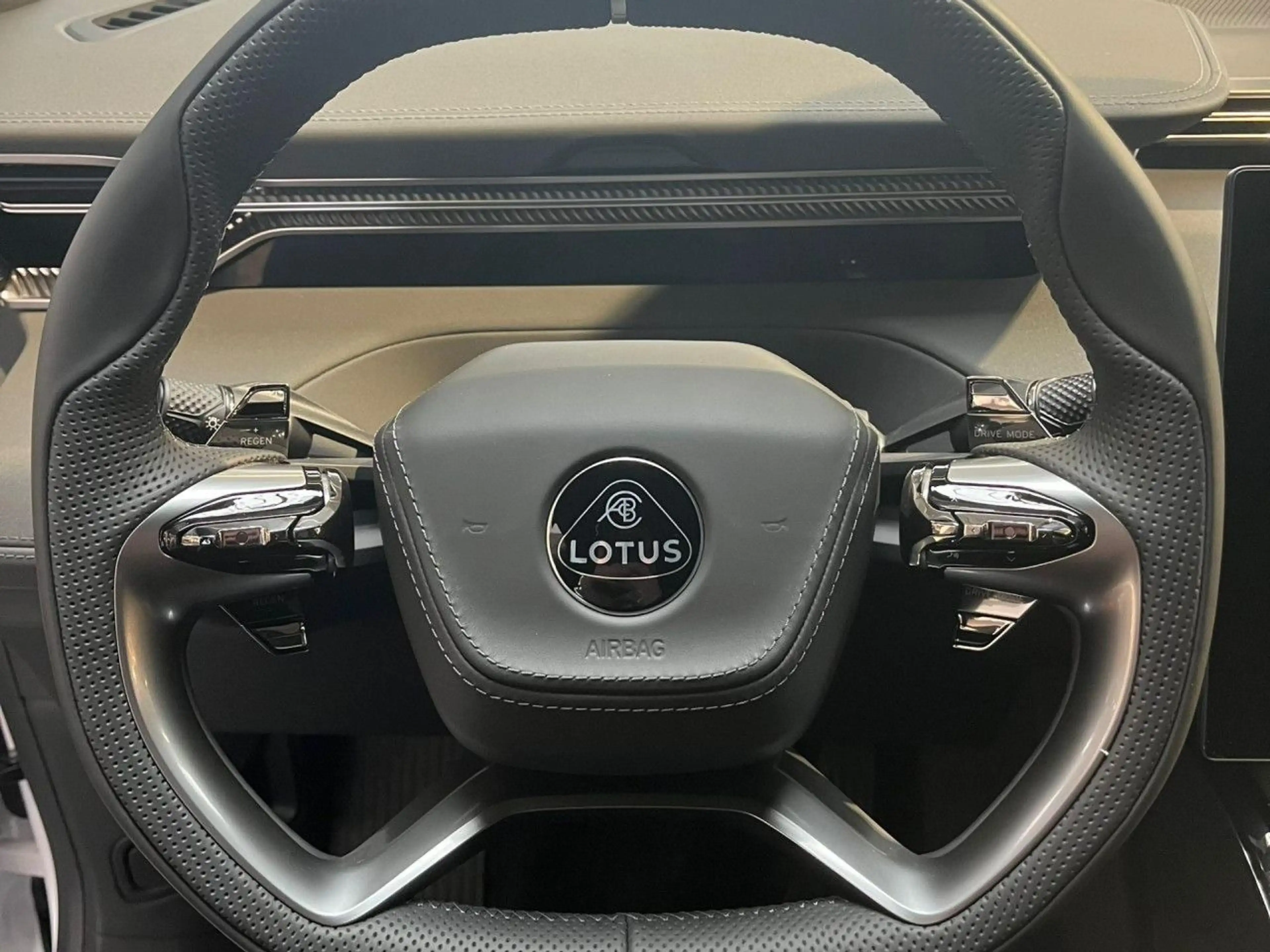 Lotus Eletre Business Edition Turboabschreibung 75% — photo 9