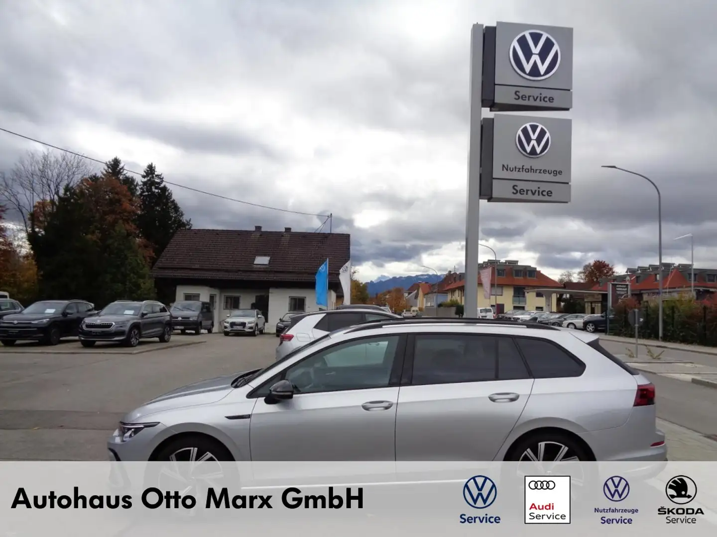 Volkswagen Golf VIII Variant 1,5 eTSI DSG R-Line (Navi+LED+RearVie Silber - 1