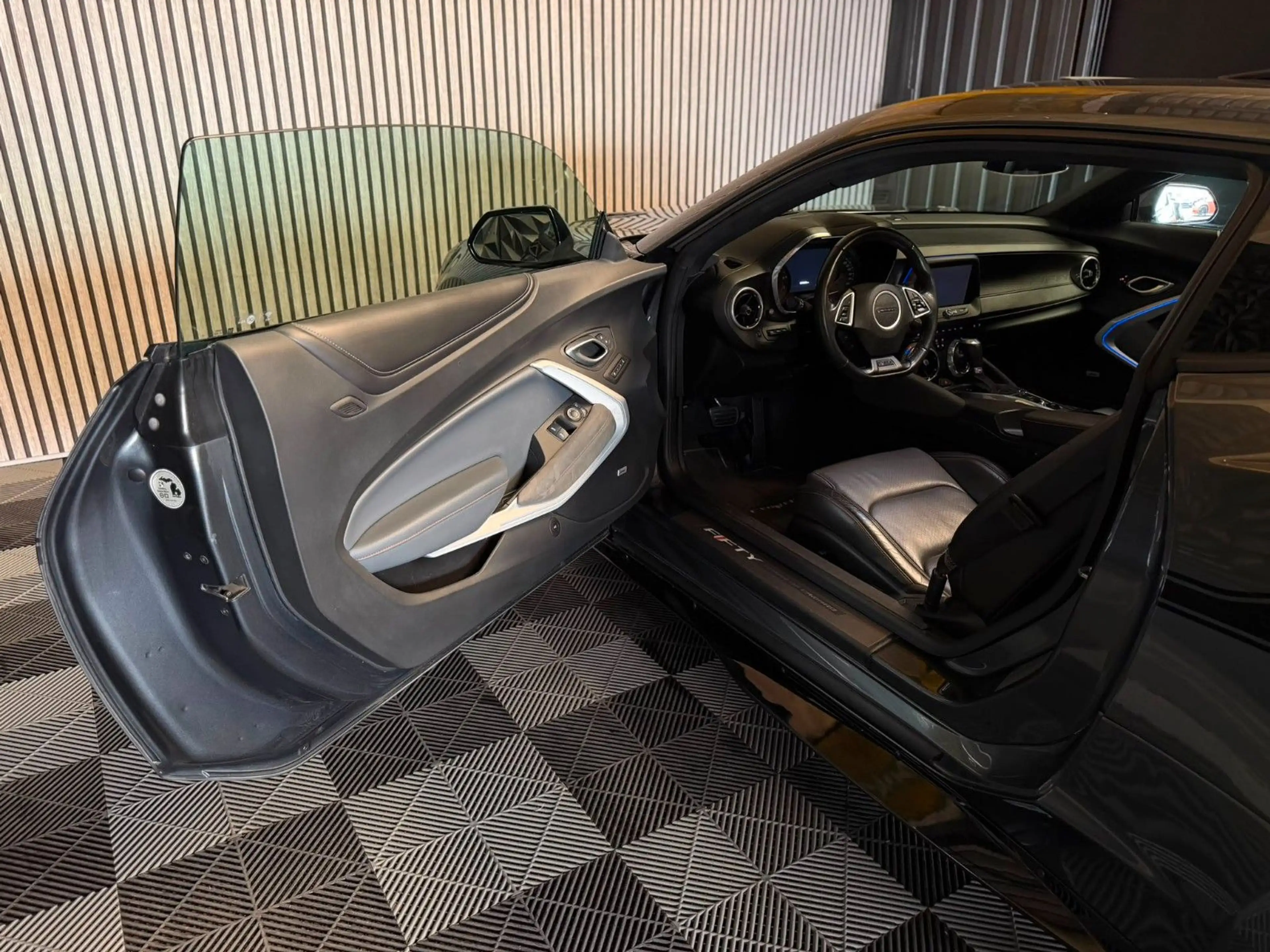 Chevrolet Camaro Coupé V8 50th Anniversary Edition Grail A — photo 4
