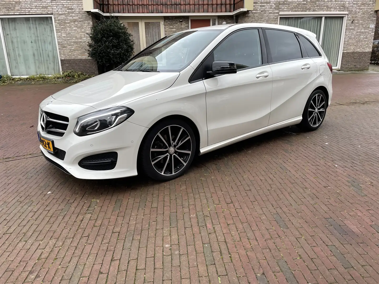 Mercedes-Benz B 180 Urban Night Pakket bijela - 2