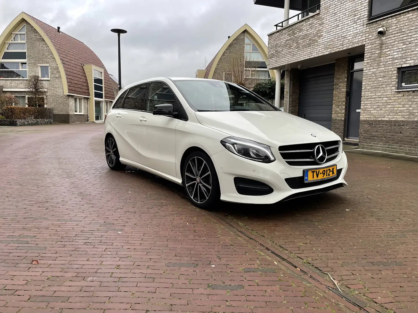 Mercedes-Benz B 180 Urban Night Pakket bijela - 1