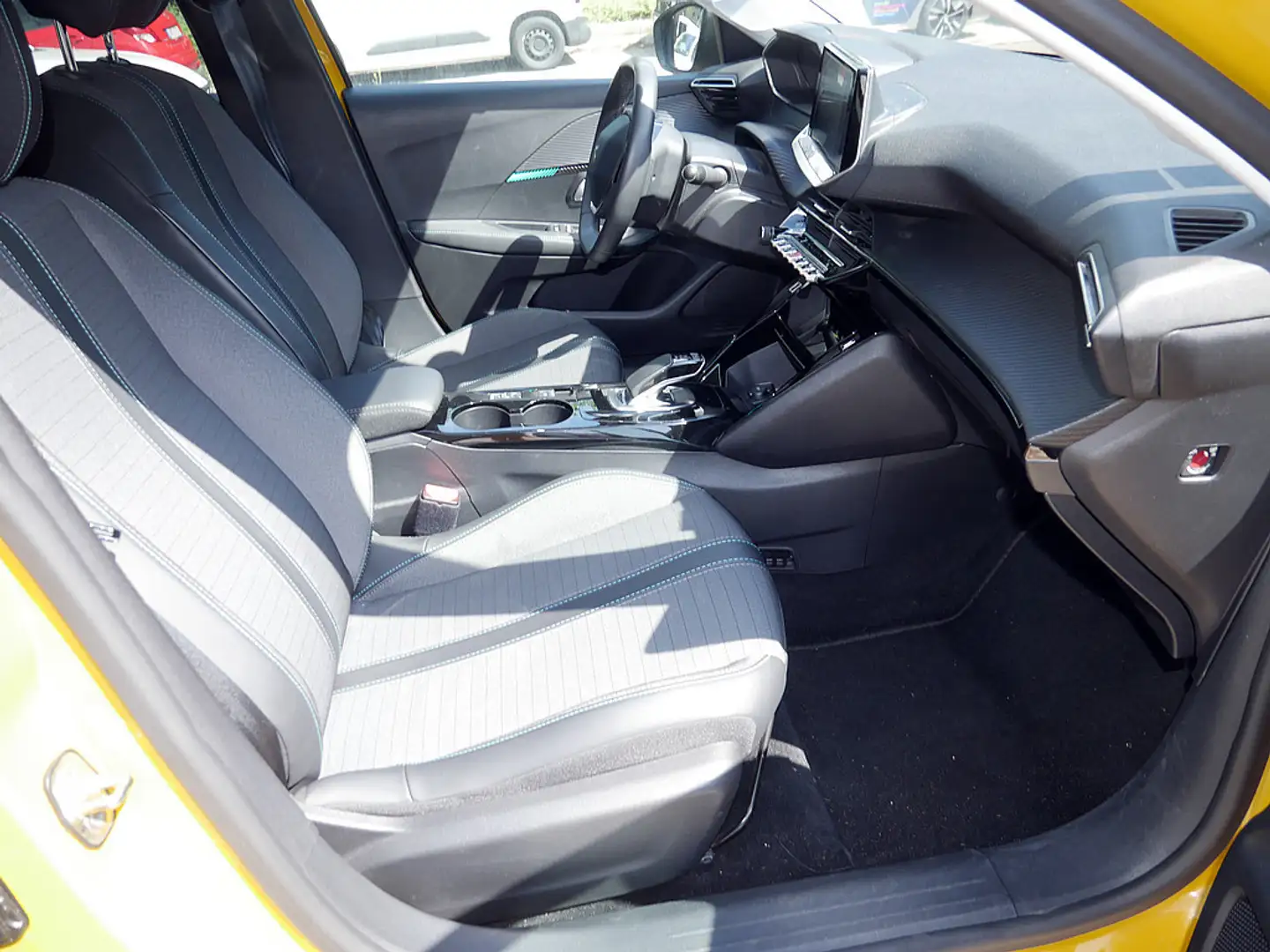 Peugeot e-208 Allure 136 PDC SHZ KAMERA NAVI LED Geel - 2