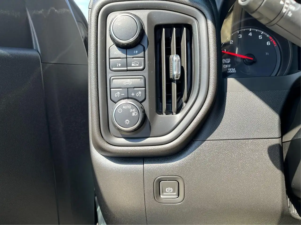 Chevrolet Silverado 1500 снимка Chevrolet Silverado 1500