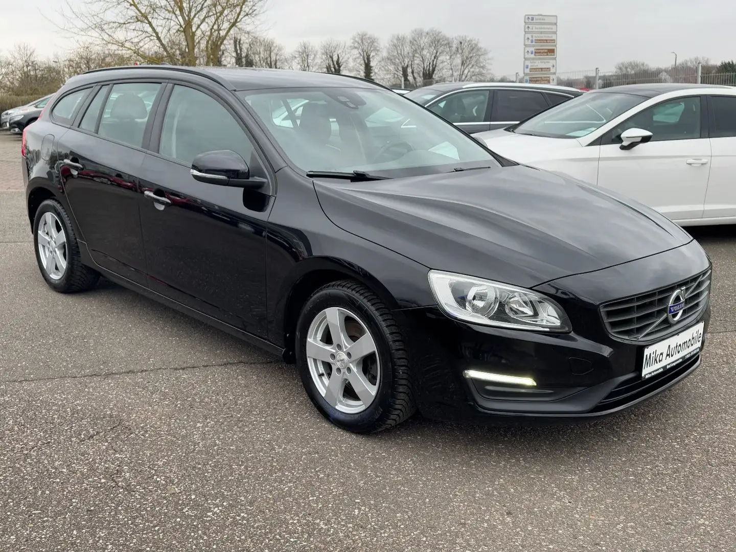 Volvo V60 Kombi Kinetic TÜV 01/2027 Negro - 2