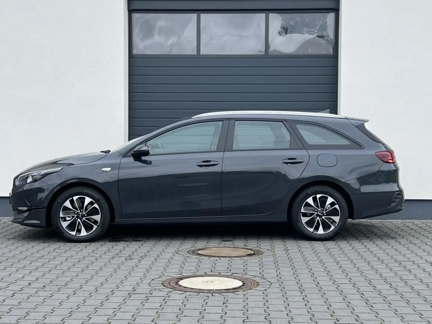 Kia Ceed SW / cee'd SW Sportswagon Vision Spin 1,5 T-GDi 103KW Navi 2025 Gris - 2