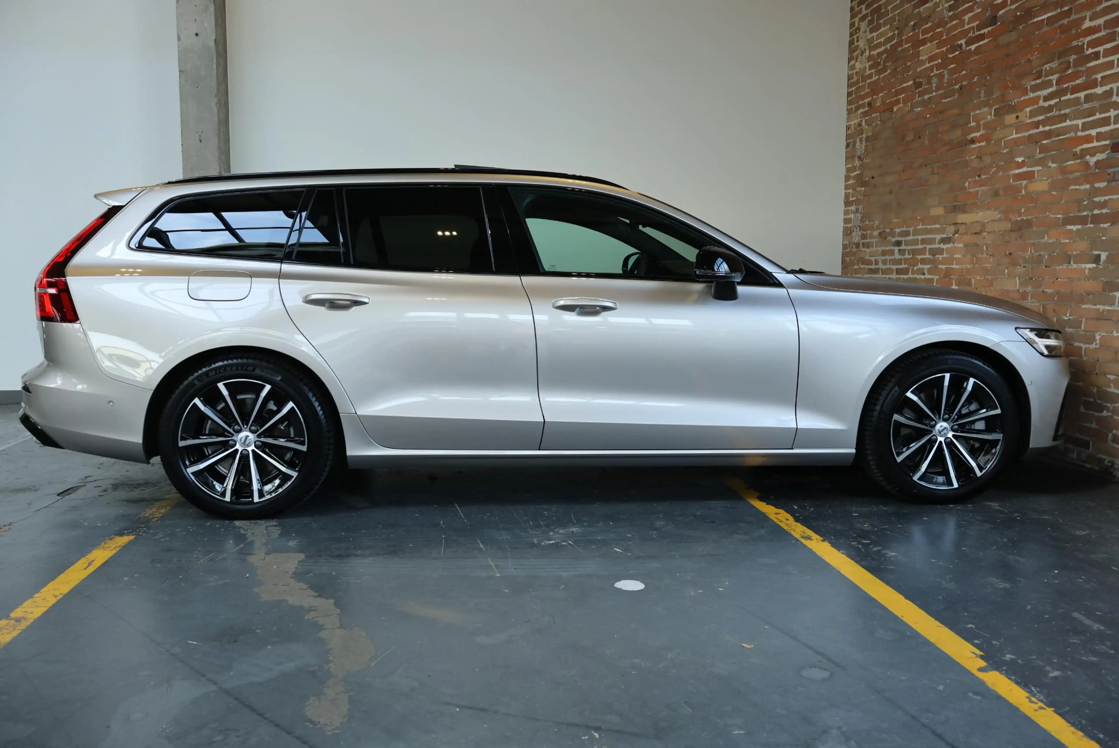 Volvo V60 T8 Plug-in hybrid AWD Plus Dark | Trekhaak | Panor — photo 4