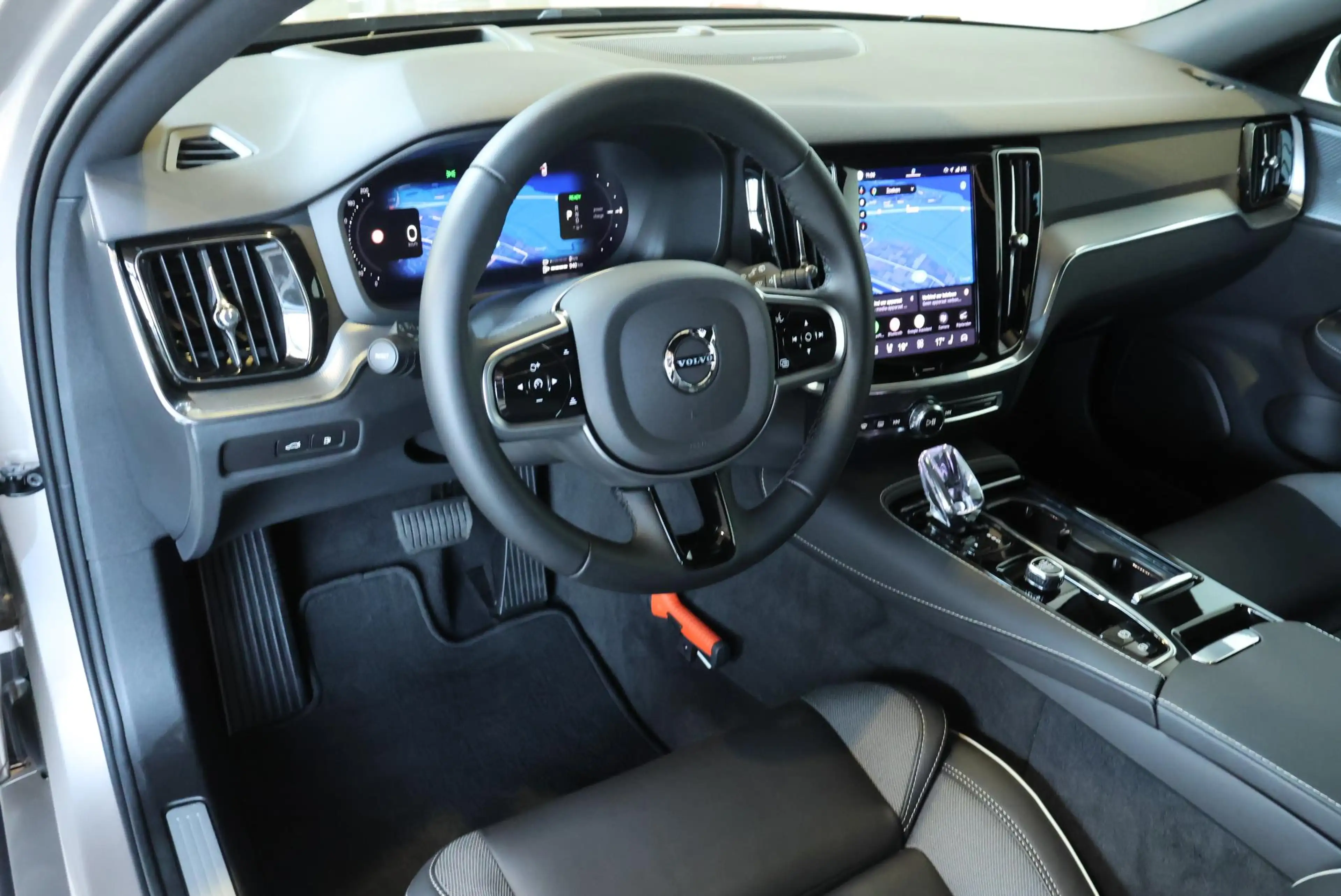 Volvo V60 T8 Plug-in hybrid AWD Plus Dark | Trekhaak | Panor — photo 2