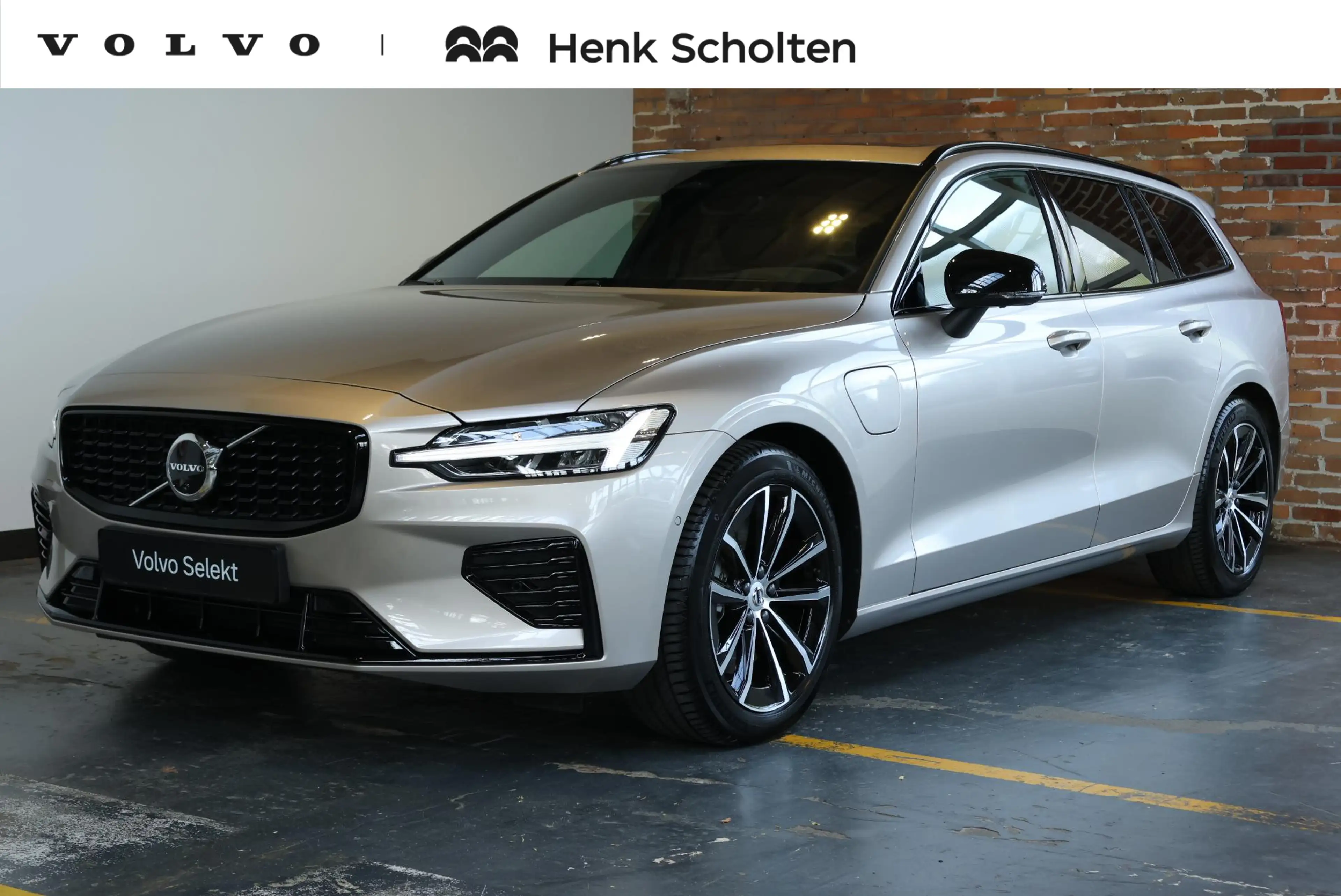 Volvo V60 T8 Plug-in hybrid AWD Plus Dark | Trekhaak | Panor