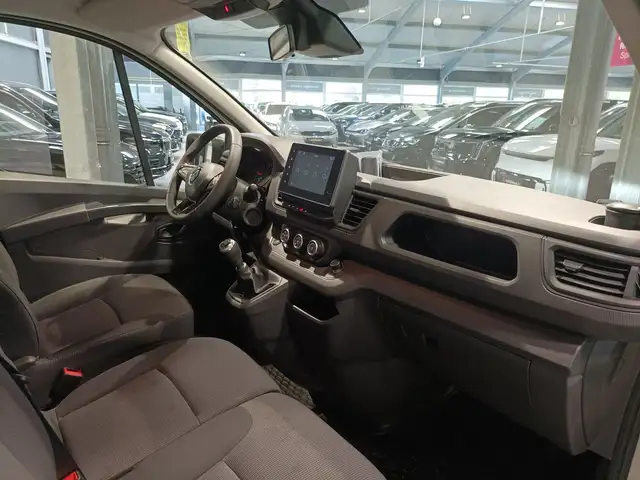 Renault Trafic view 9