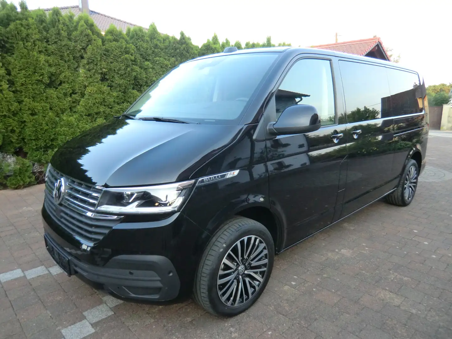 Volkswagen T6.1 Caravelle Caravelle DSG,lang 2-3-2, 2xSchiebetür, MwSt Schwarz - 1