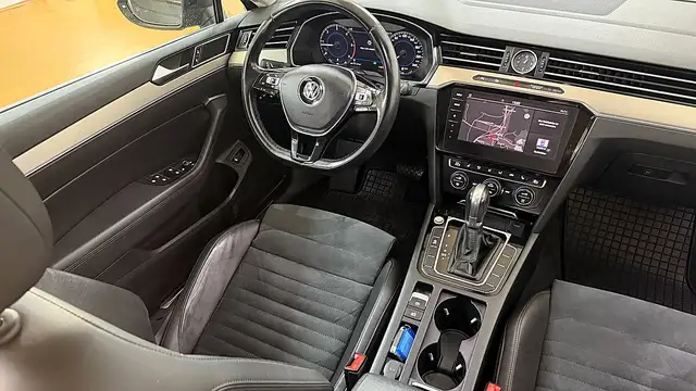 Volkswagen Passat view 11