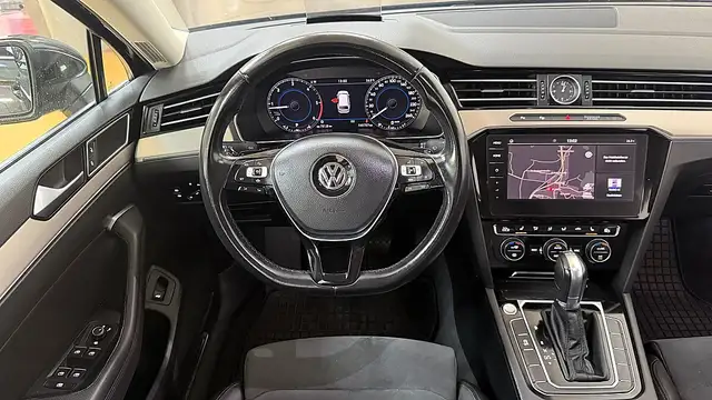 Volkswagen Passat view 9