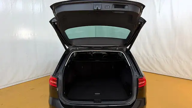 Volkswagen Passat view 14
