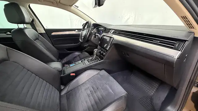Volkswagen Passat view 6