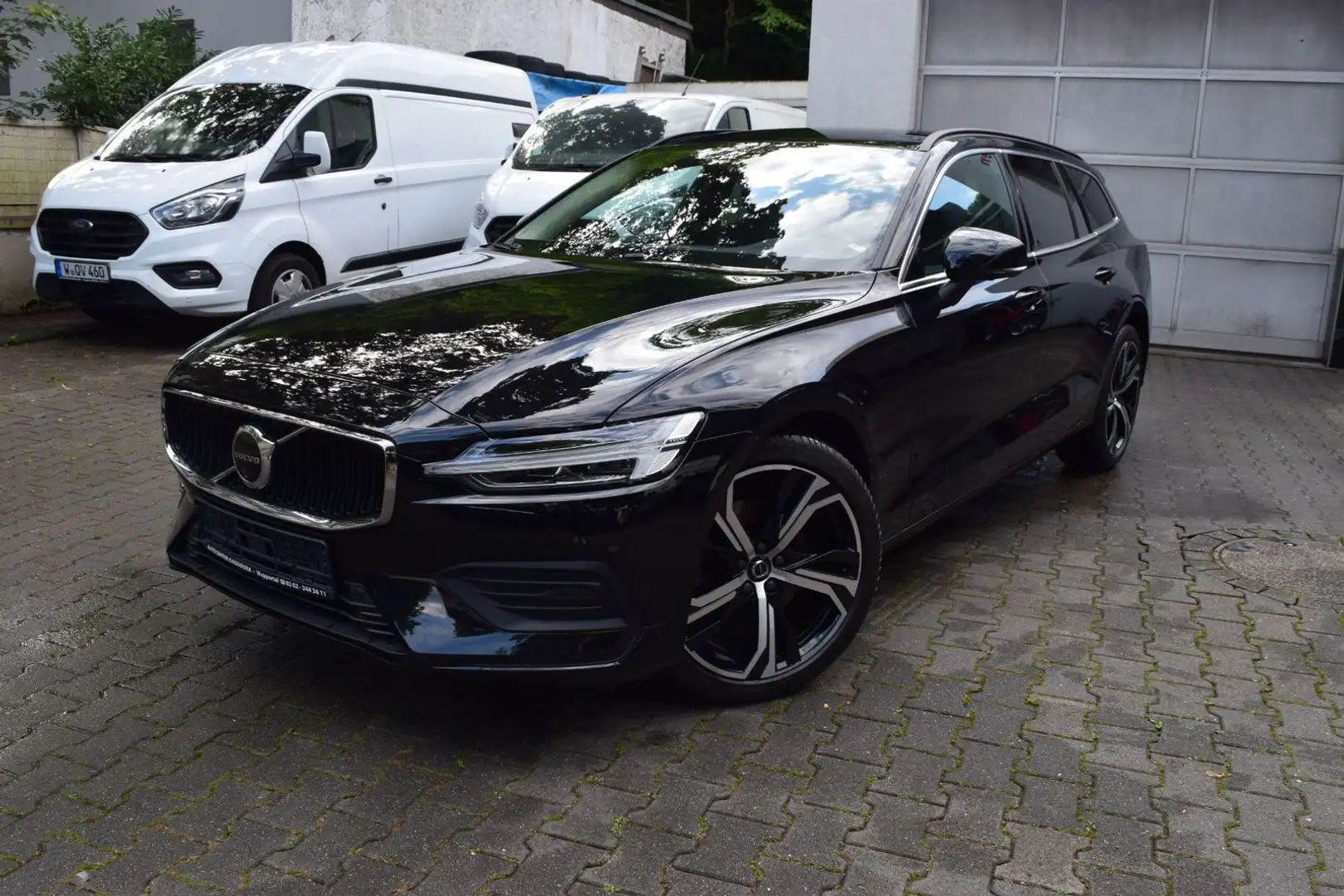 Volvo V60 B4 B Core AHK 360° 19" PILOT BLIS Černá - 2