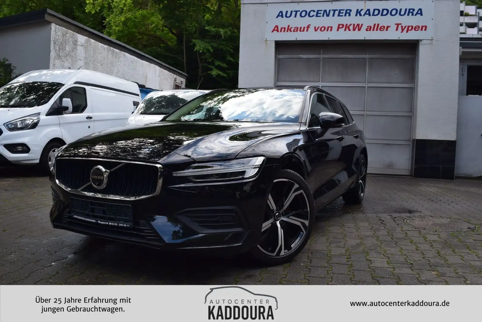 Volvo V60 B4 B Core AHK 360° 19" PILOT BLIS Černá - 1