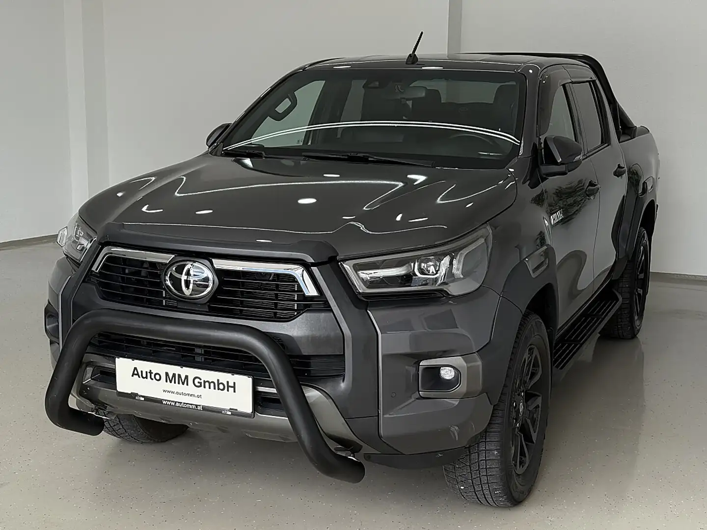 Toyota Hilux DK Invincible 4WD 2,8 D-4D Aut. Grau - 2