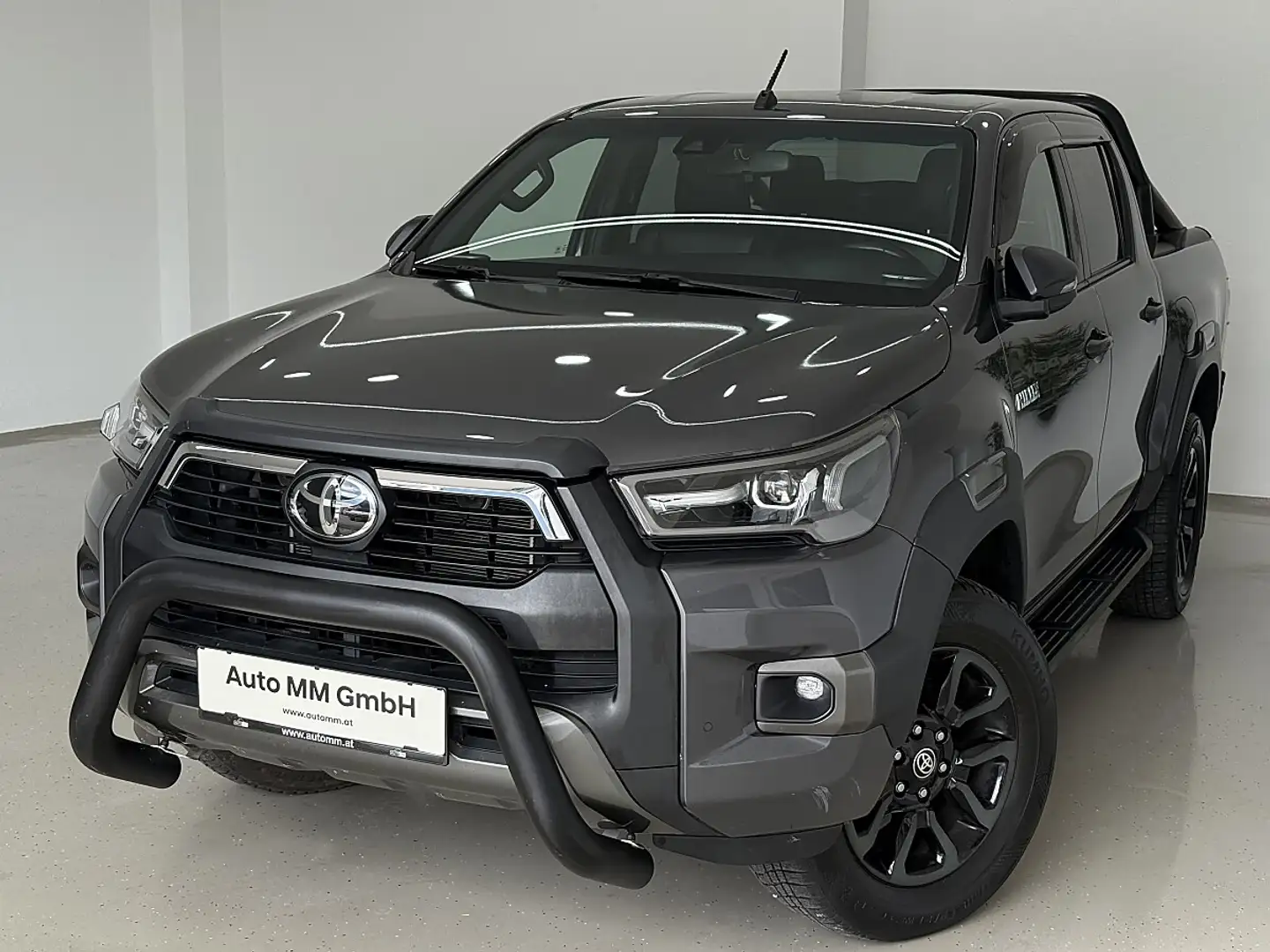 Toyota Hilux DK Invincible 4WD 2,8 D-4D Aut. Grau - 1