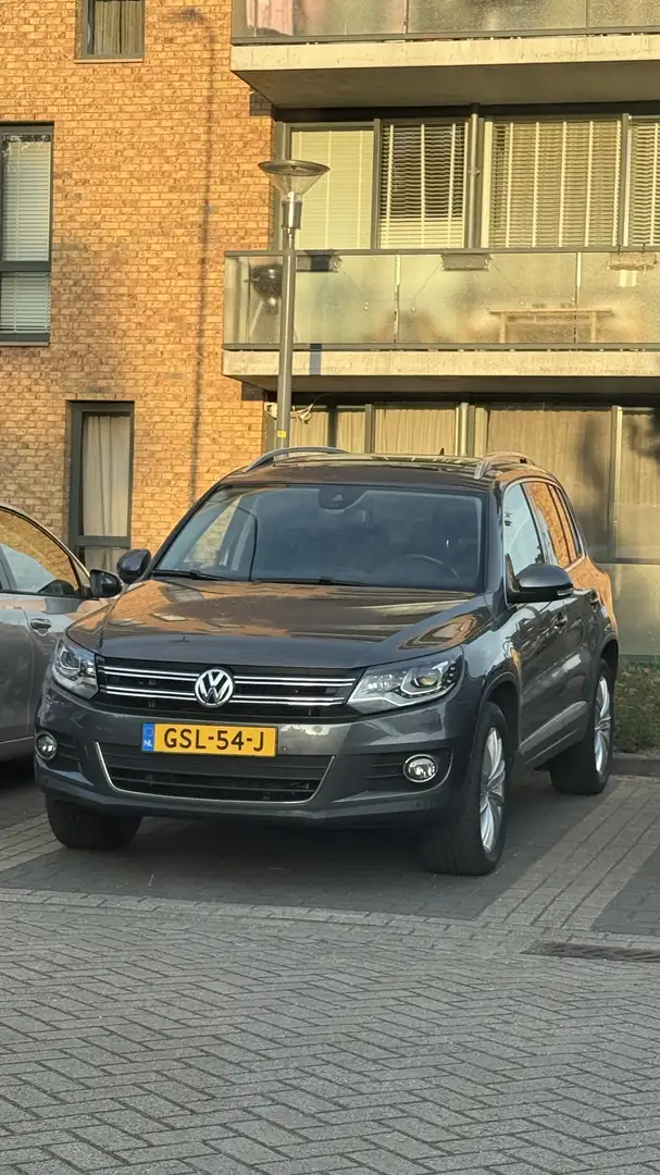 Volkswagen Tiguan 2.0 TSI Sport&St.4M Automaat Grijs - 1