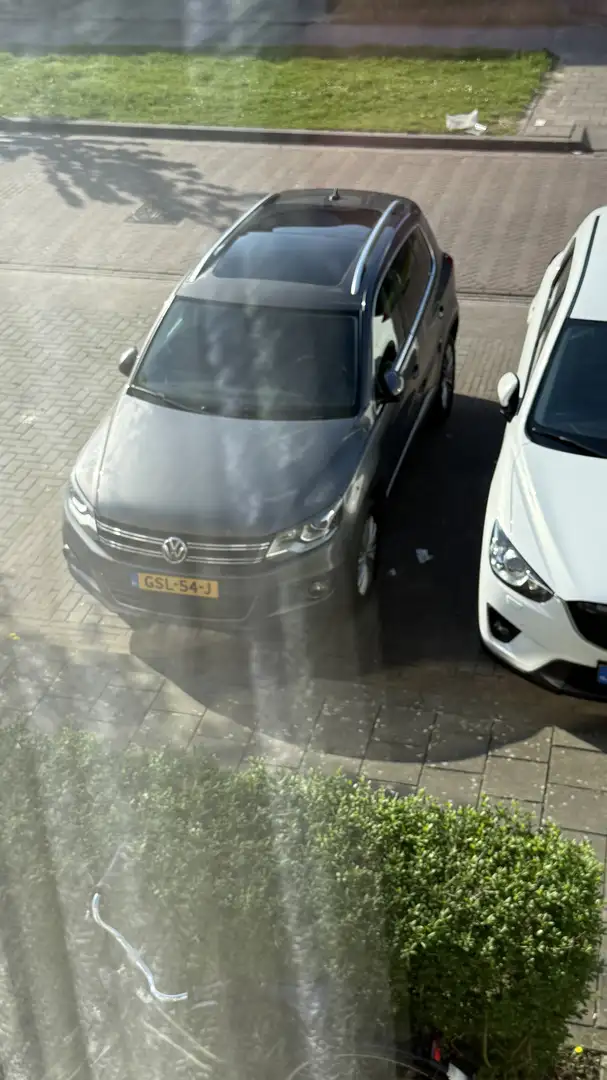 Volkswagen Tiguan 2.0 TSI Sport&St.4M Automaat Grijs - 2