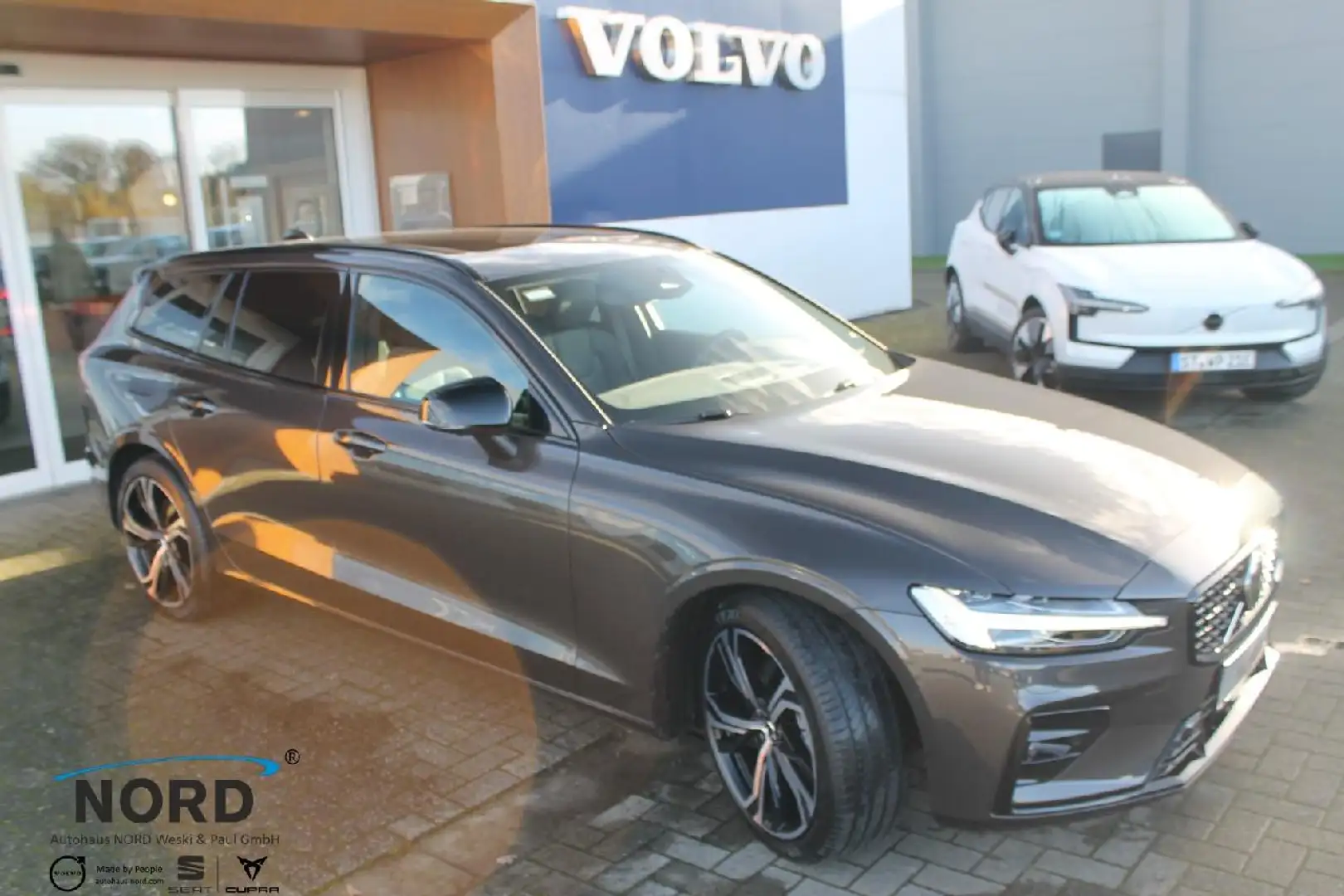 Volvo V60 Plus Dark Grau - 2