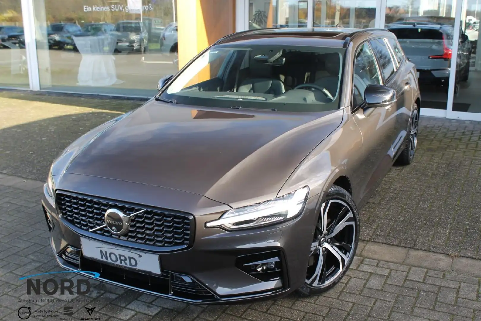 Volvo V60 Plus Dark Grau - 1