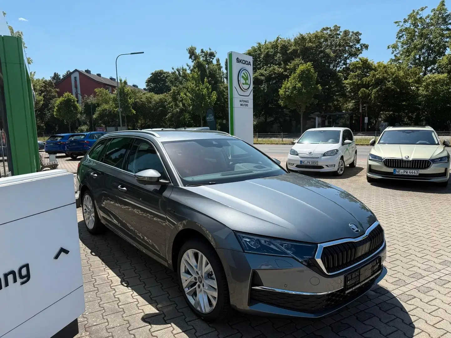 Skoda Octavia Combi Tour Navi Klima Alu Travel Assit Grau - 1