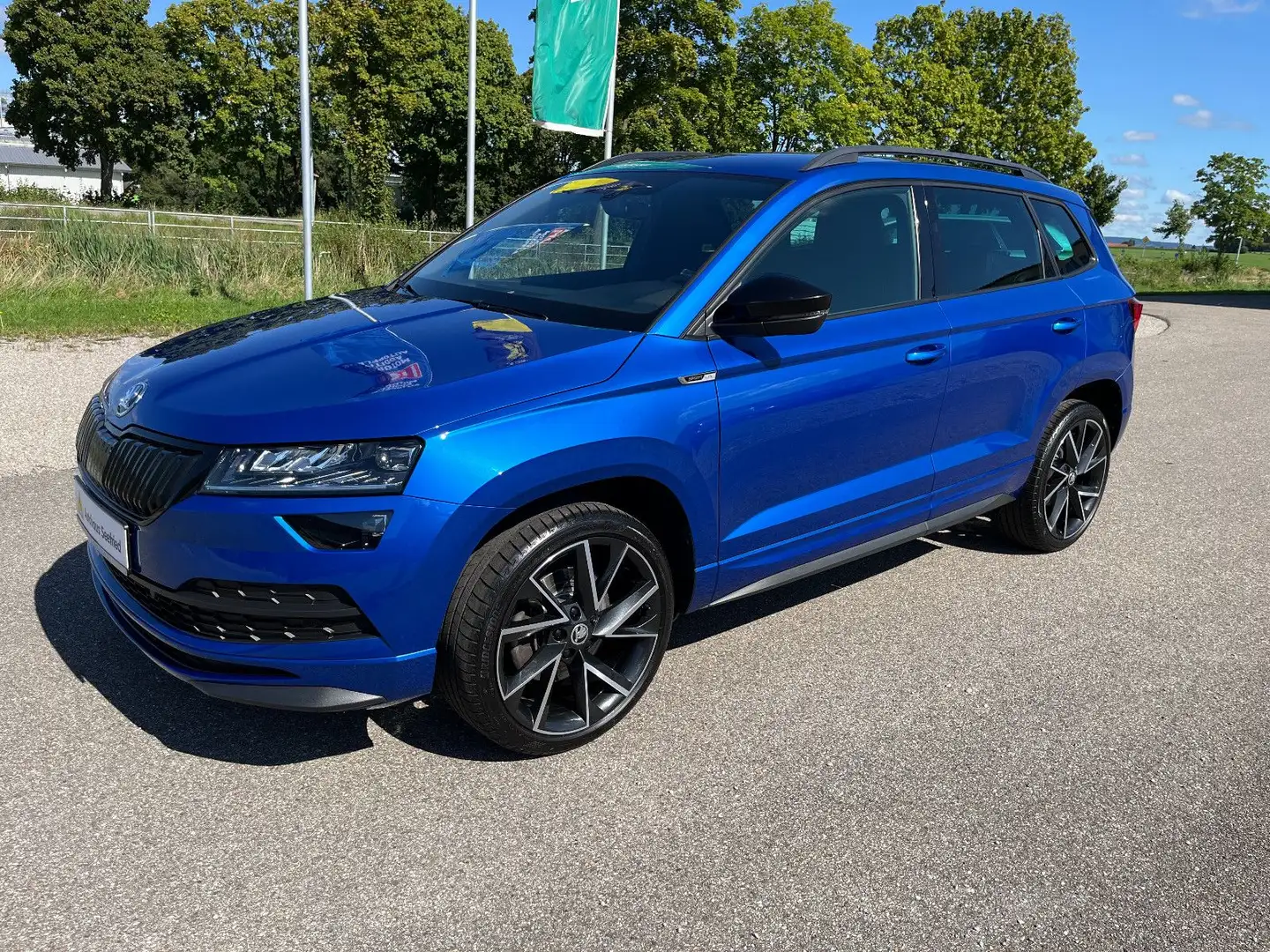 Skoda Karoq Sportline AHK LED NAVI Kamera elek. HKL Blau - 1