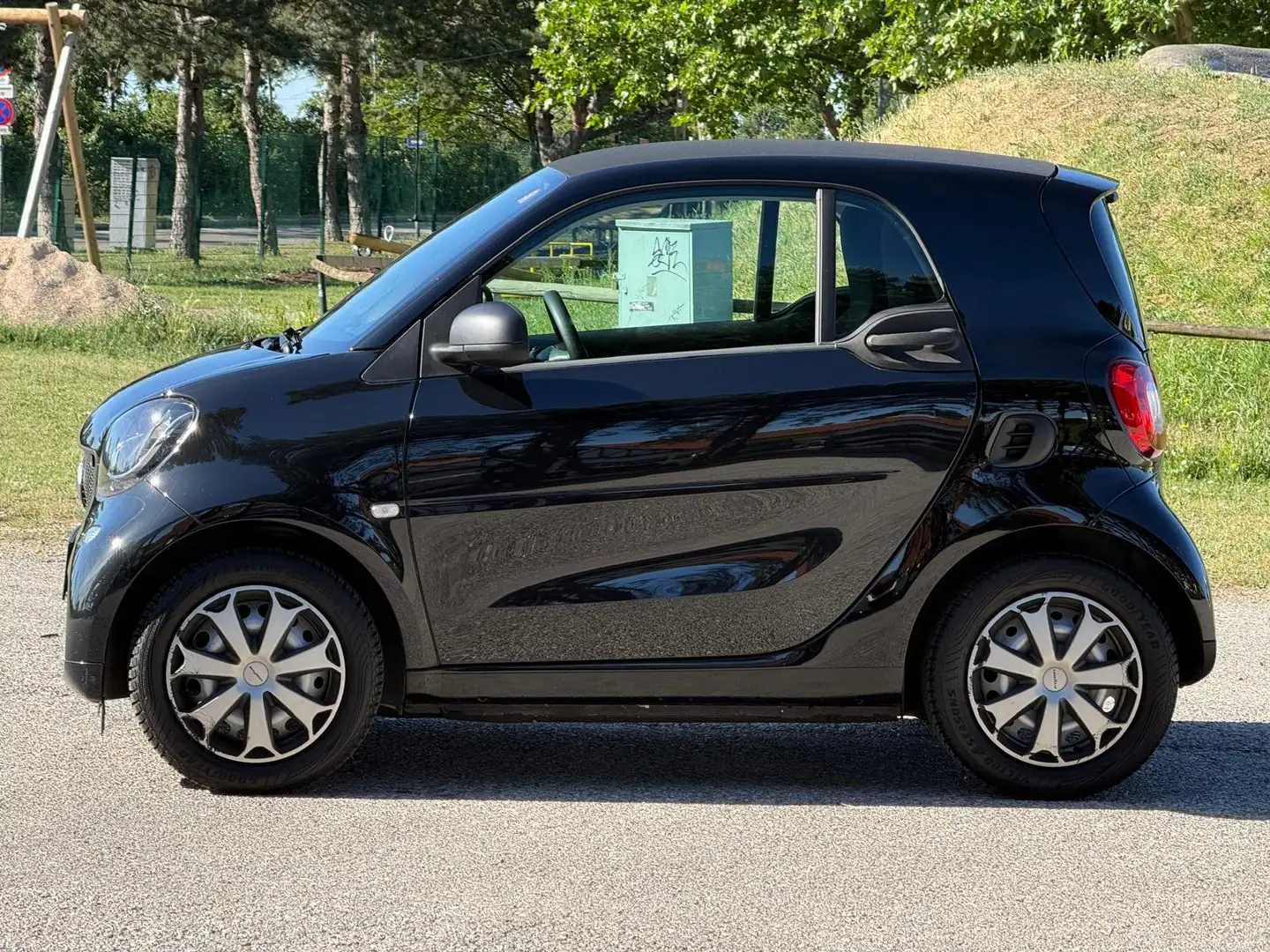 smart forTwo *Nur 22.000 km* Schwarz - 2