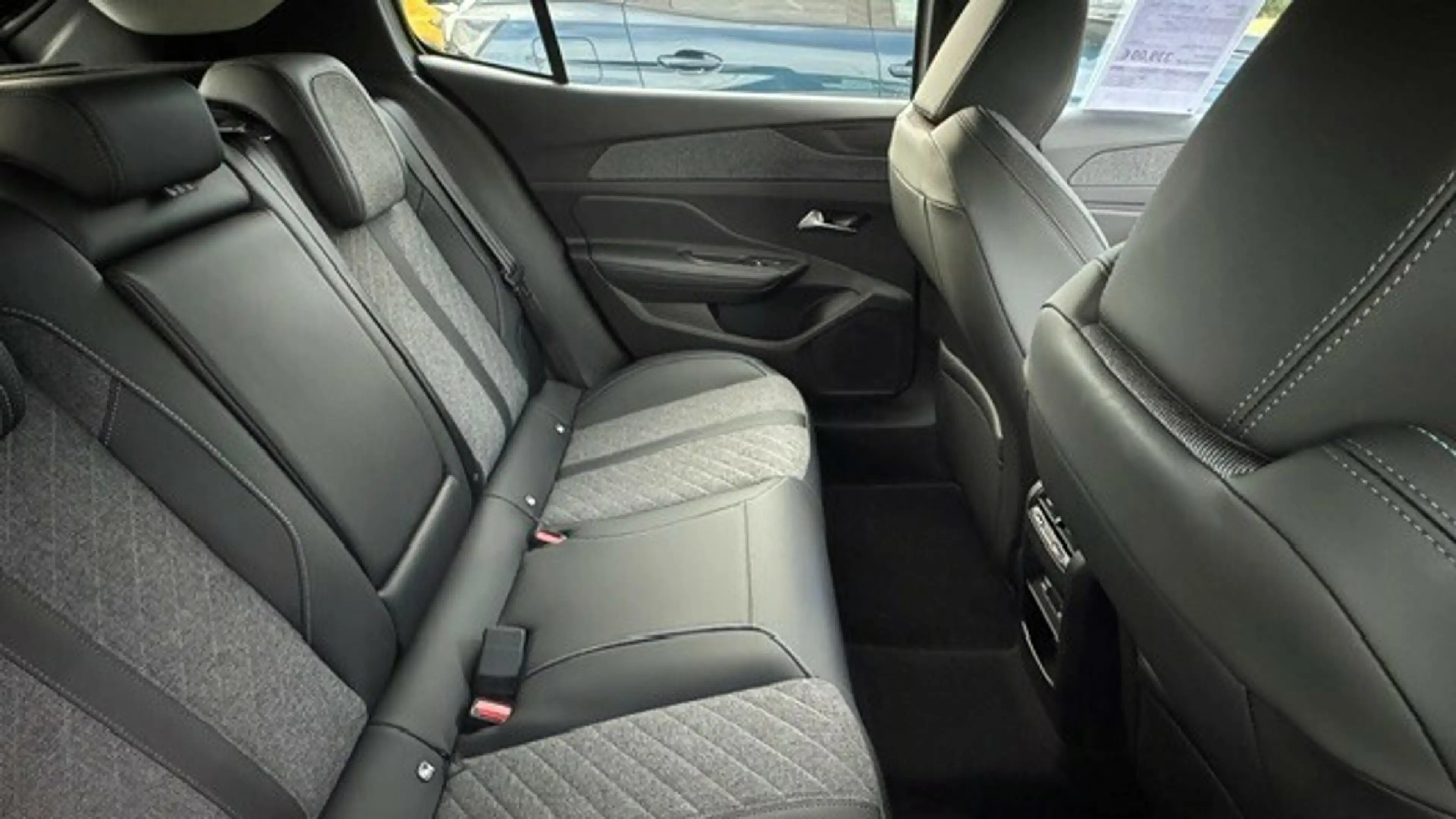 Peugeot 408 PureTech 130 Allure Pack — photo 7
