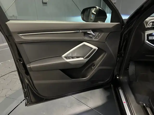 Audi Q3 view 13