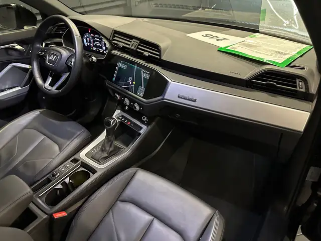 Audi Q3 view 11