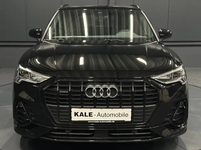 Audi Q3 view 8