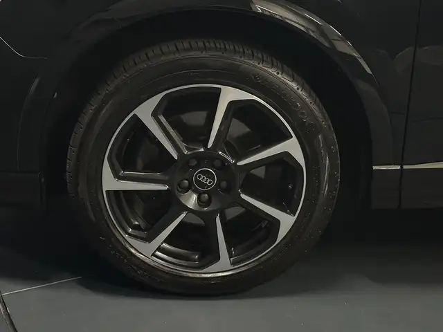 Audi Q3 view 9