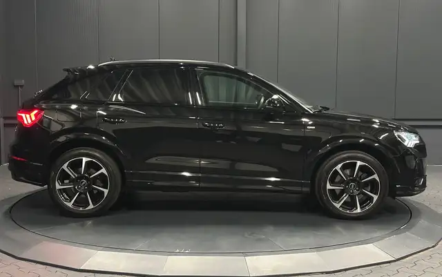 Audi Q3 view 6