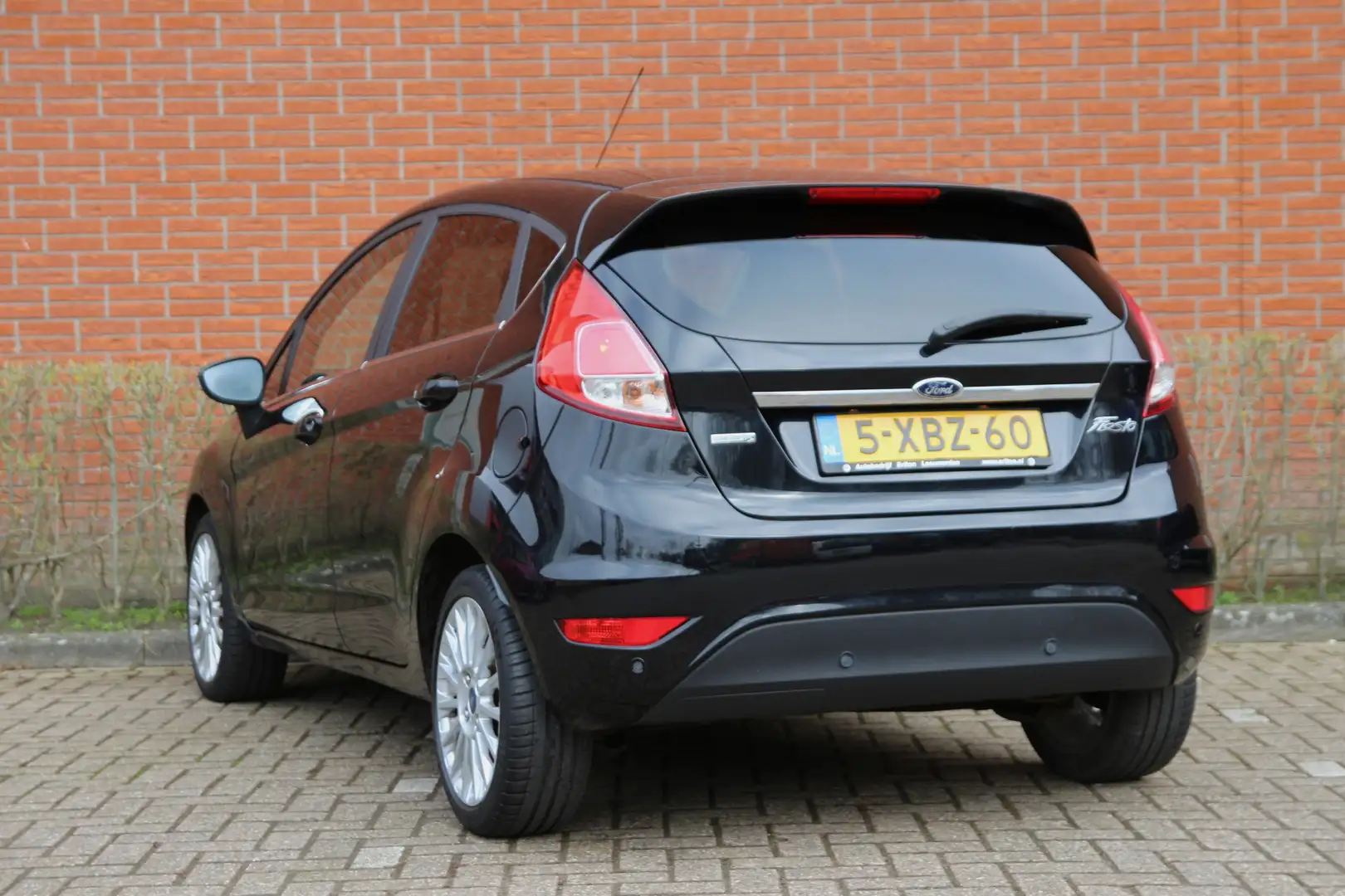 Ford Fiesta 1.0 EcoBoost 100pk Titanium | NL-auto | 5 deuren | Noir - 2