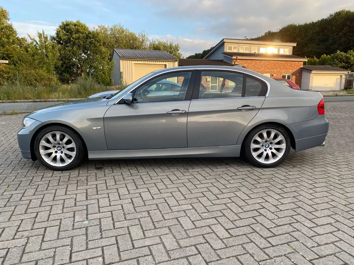 BMW 330 i E90 3.Hand nur 165Tkm Sportsitze Leder Grau - 2